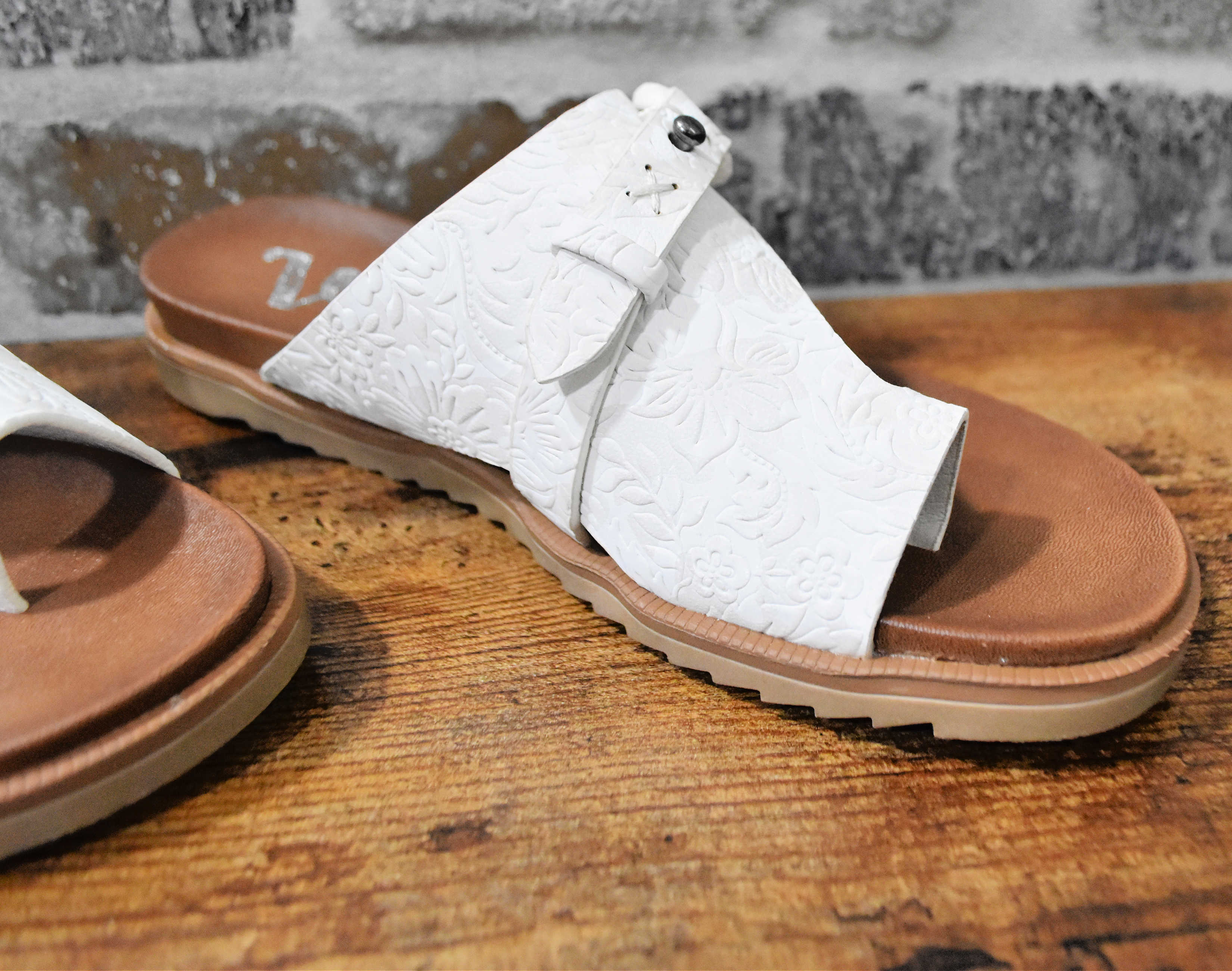 Very G White Carina Tooled Sandals